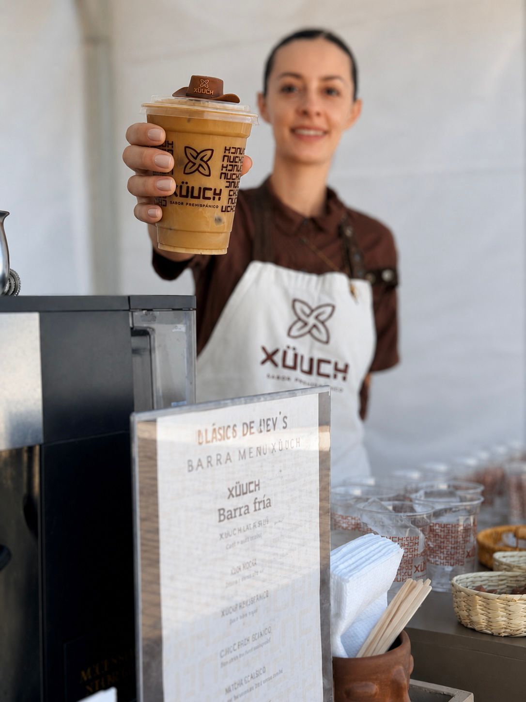 Barista de Xüuch sirviendo una bebida